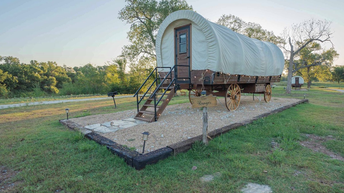 Satin House | Modern_ Unique_Old West Wagon_Spacious_Views