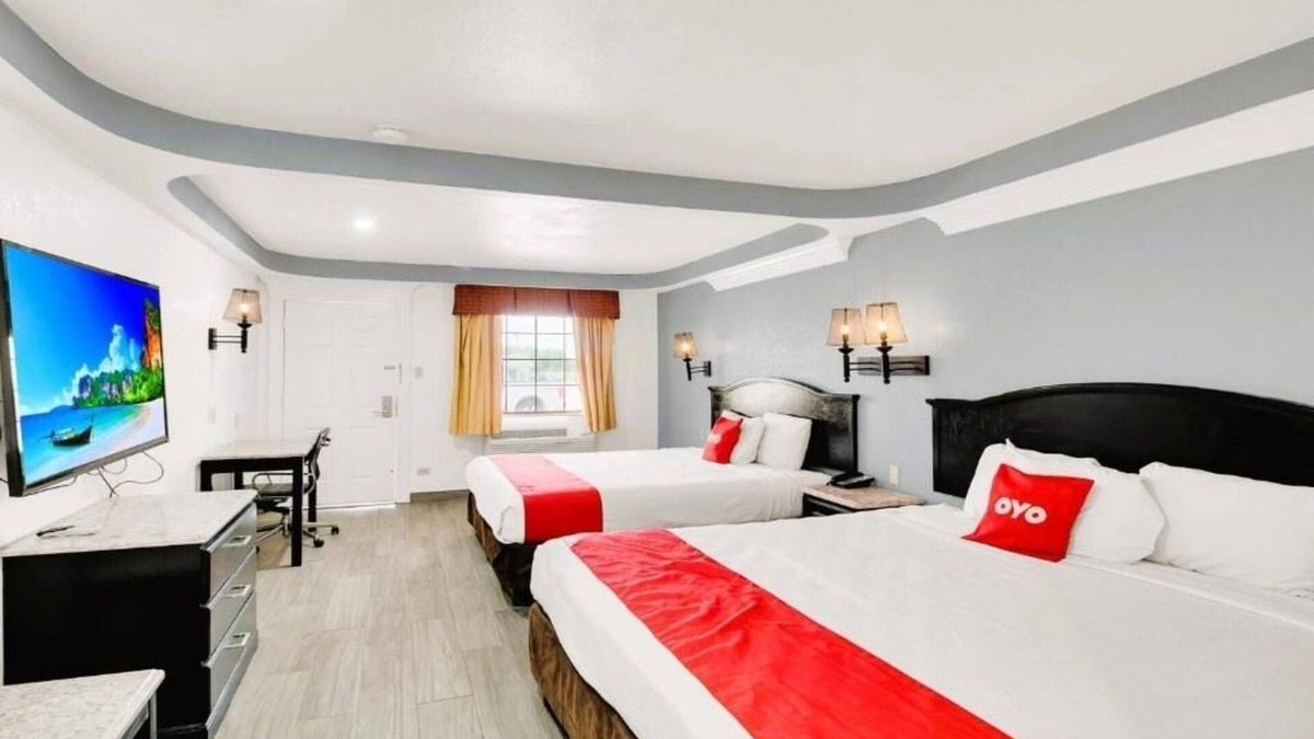 Oakville Hotel | Modern Unit Near SUBWAY – Pet Friendly, Outdoor Pool & Free On‑site Parking