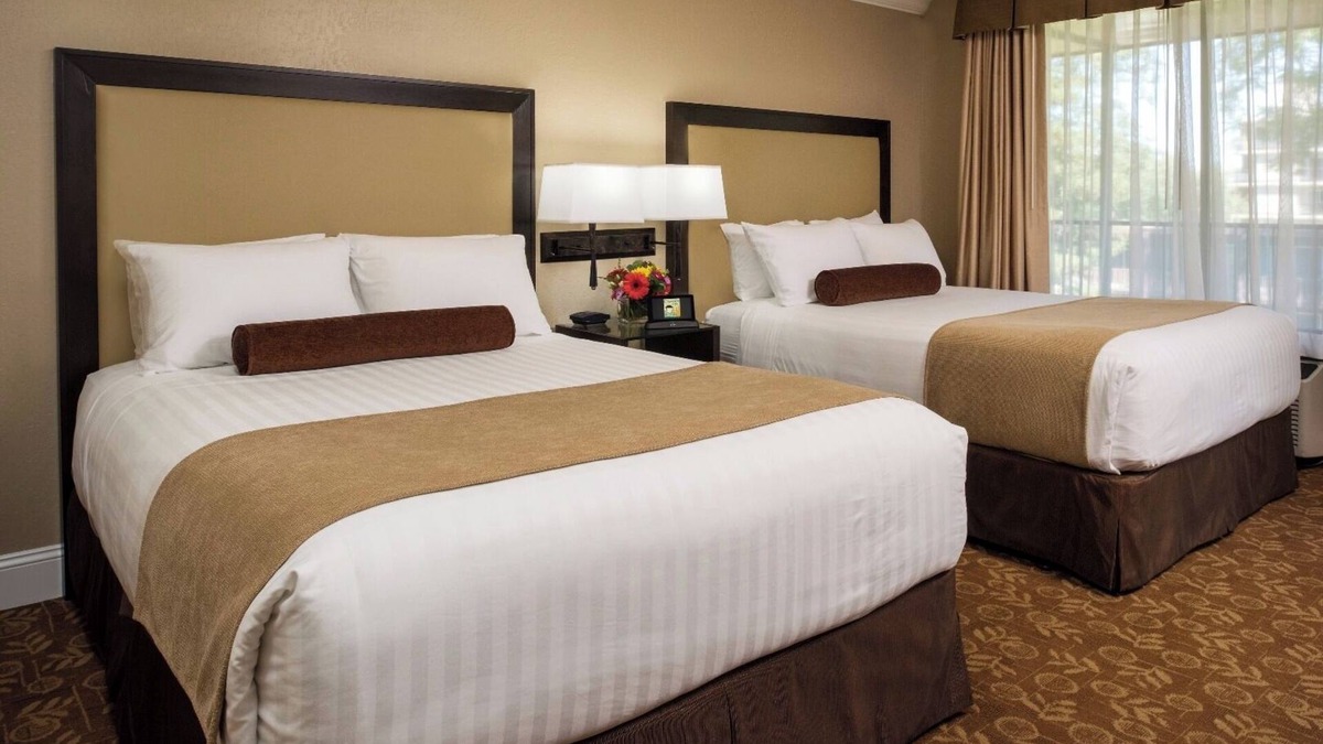 Barron Park Hotel | Modern Unit with Outdoor Heated Pool, Free Breakfast & Parking Near Stanford