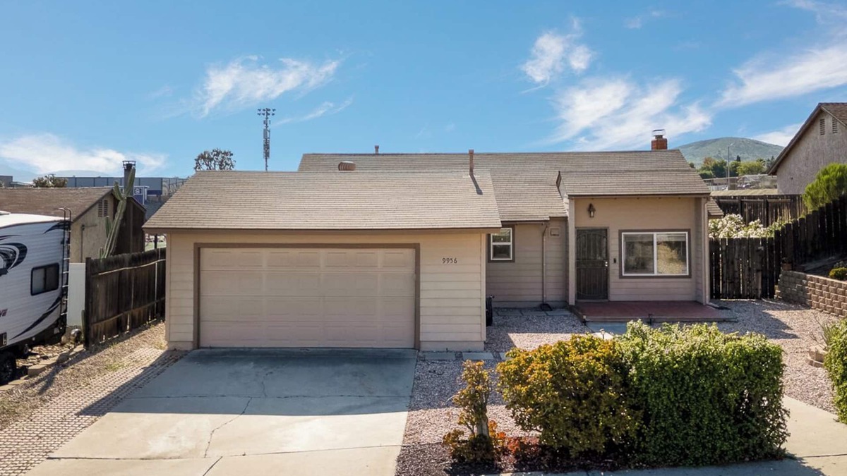 Santee House | Modern, Updated House In Santee with Wifi, AC, and Yard