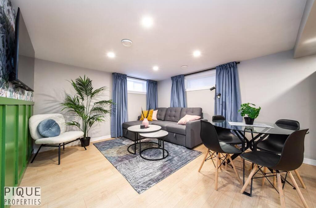 Northeast Edmonton Apartment | Modern Urban Escape -King Bed -Pet Friendly - Free Parking & Netflix - Fast Wi-Fi