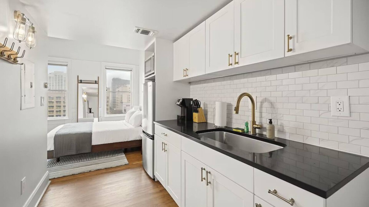Downtown San Antonio Apartment | Modern Urban Retreat Steps from River Walk | Ideal for City Lovers & Explorers