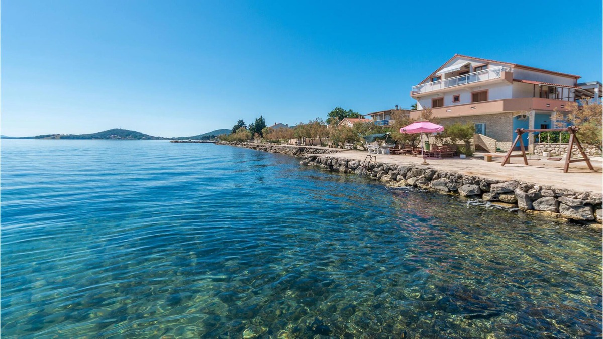 Nevidane Apartment | Modern vacation apartment directly by the sea.