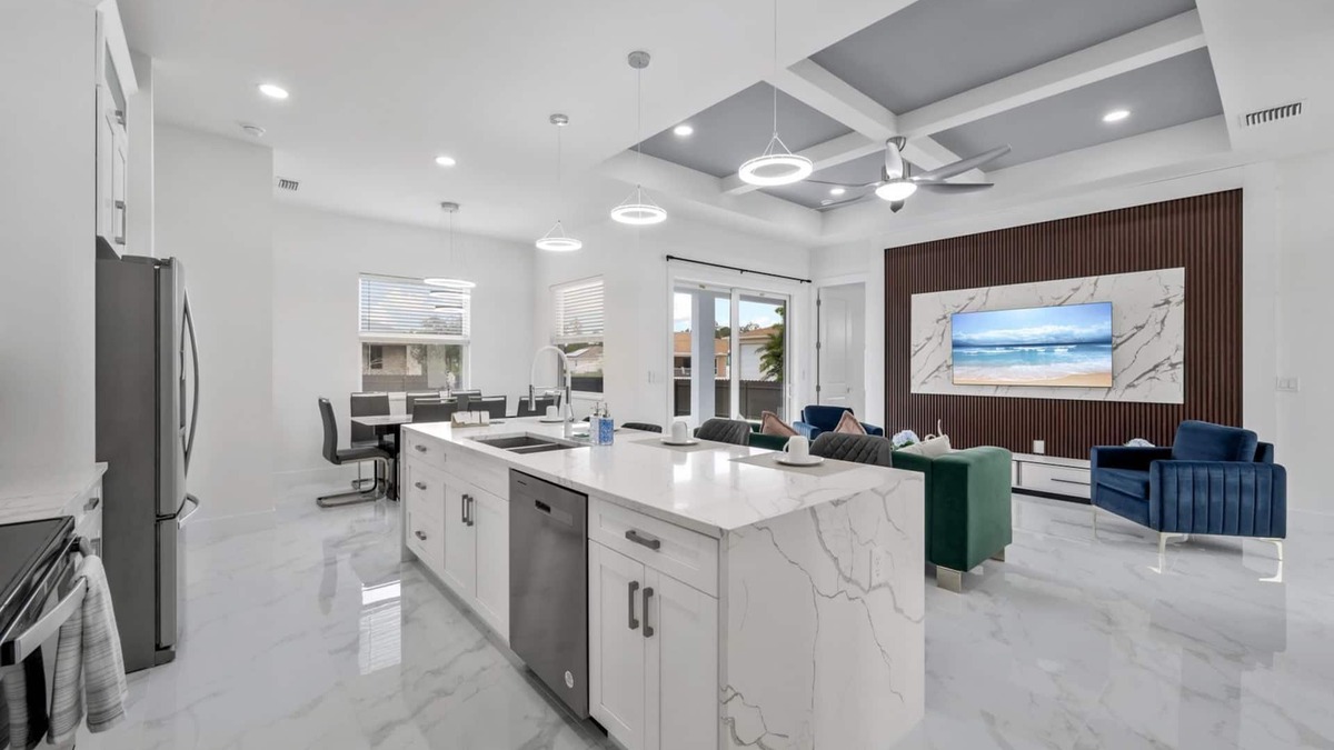 Sunshine House | Modern Vacation Home Fully Fences Near Airport