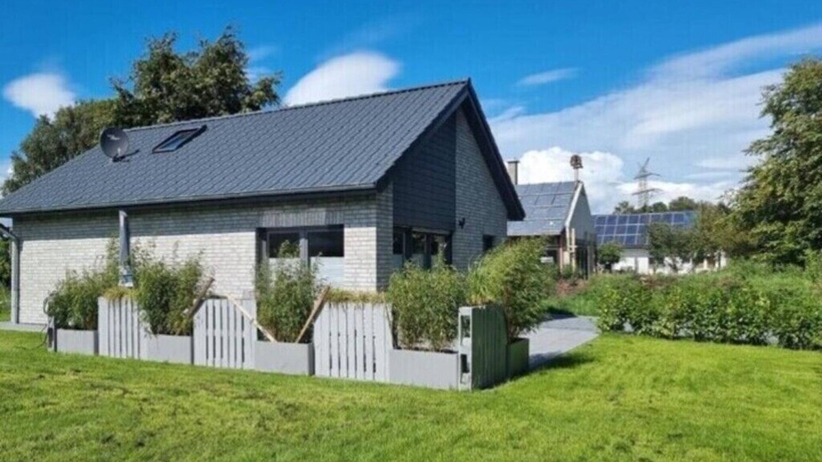 Wiefelstede House | Modern vacation home on Lake Bernstein! Close to the beach and family-friendly!