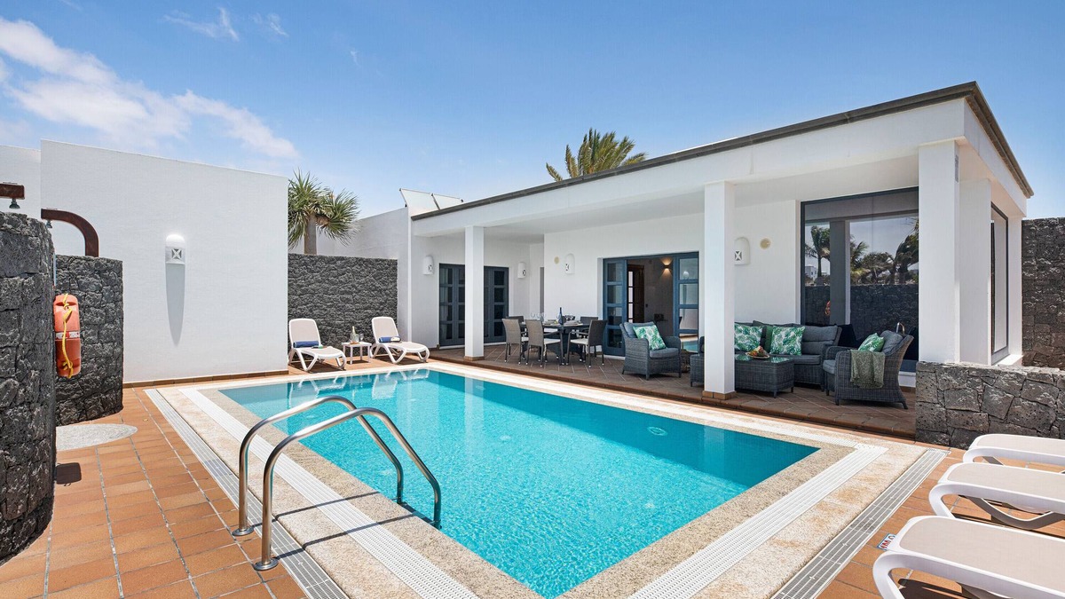 Playa Blanca Villa | Modern Villa Close to Beach with Pool, Sauna, Whirlpool and Terrace