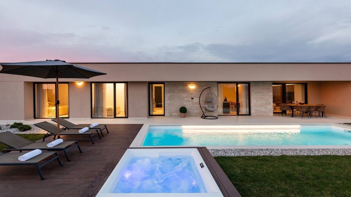 Labinci Villa | Modern Villa Daleo with heated pool and jacuzzi