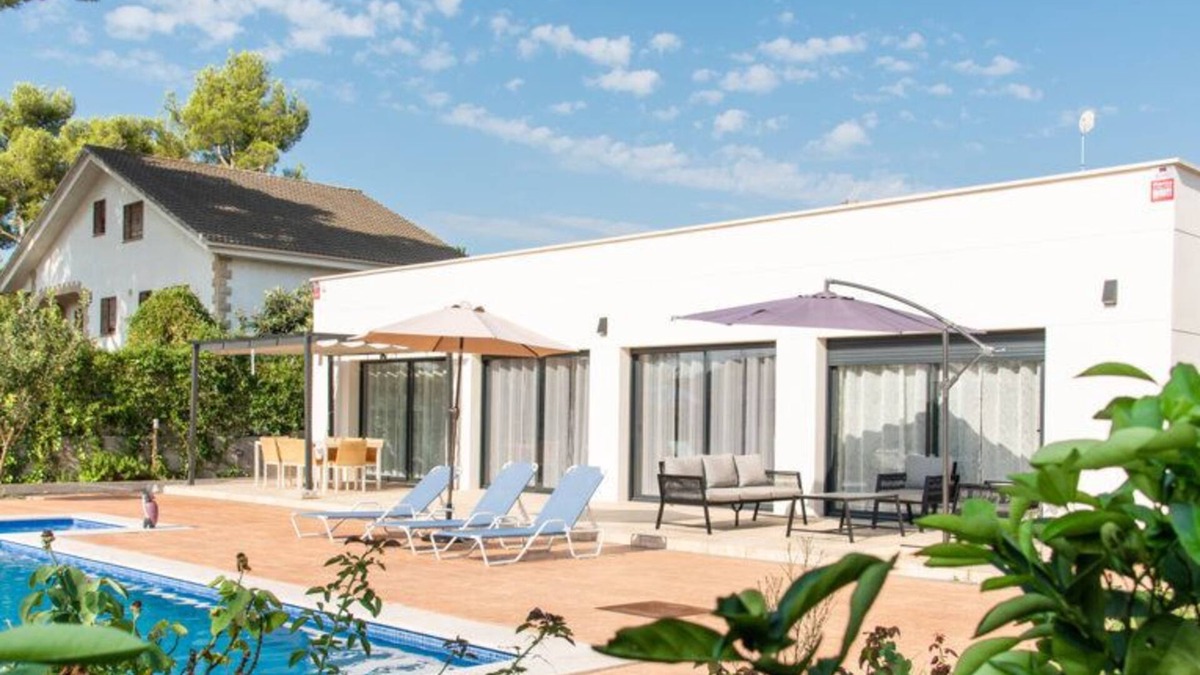 El Vendrell Ski Chalet | Modern villa Elvira