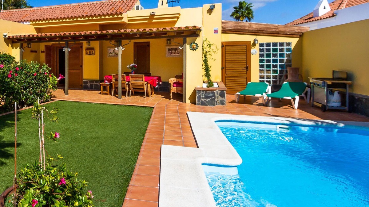 Maspalomas Villa | Modern Villa/Heated Private Pool & Garden/smart TV/WiFi/near Beach/Dunes/Shops