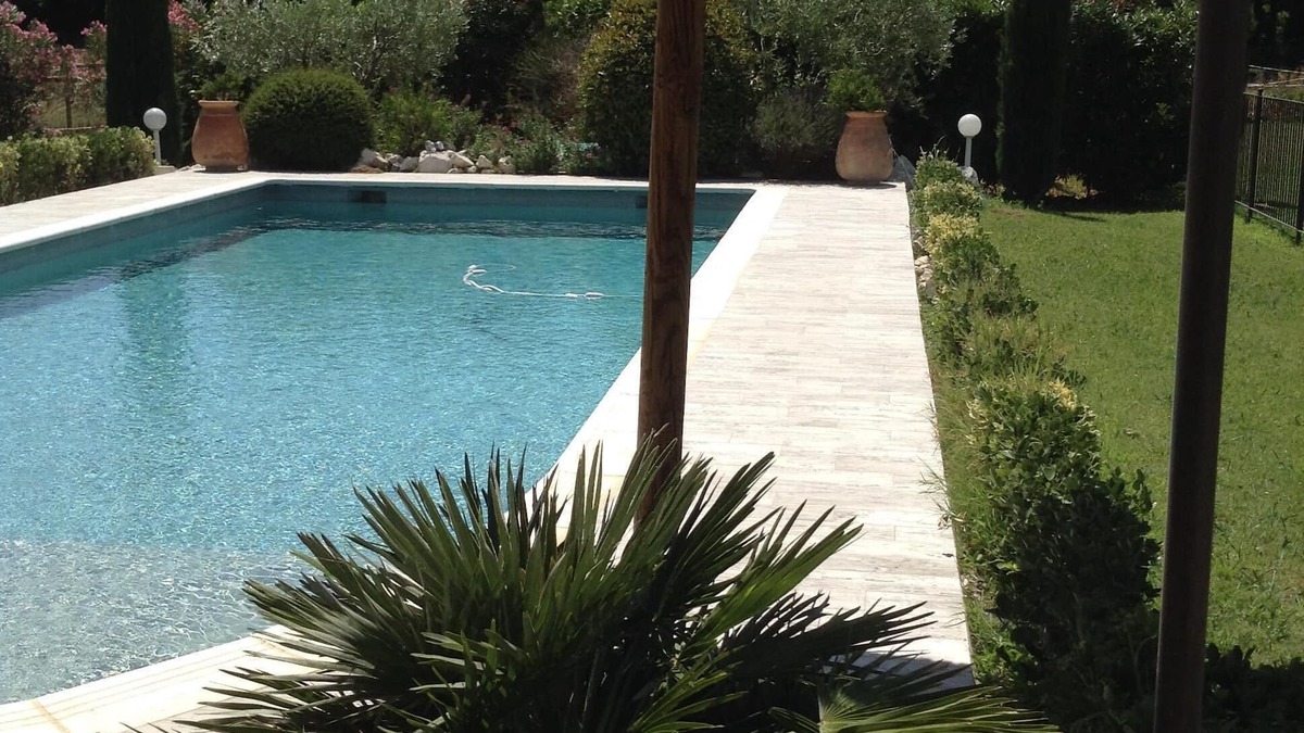 Graveson Villa | Modern villa in the countryside, fenced swimming pool, 100% independent and private air conditioning