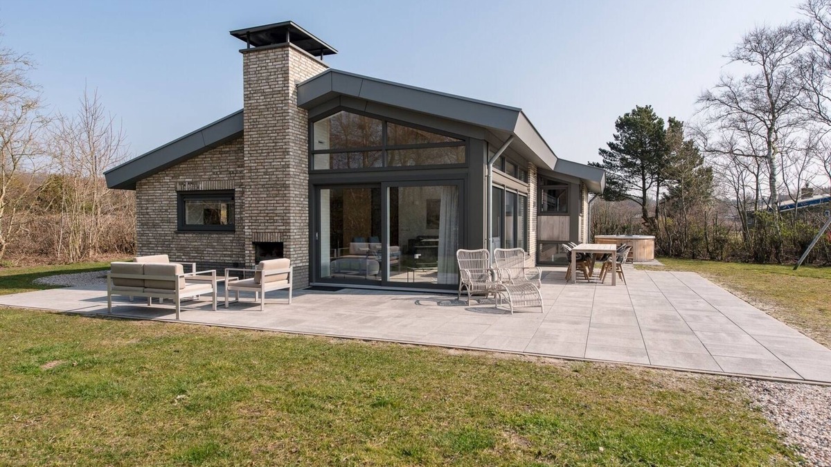 Ballum House | Modern villa Klaver Vier with south-terrace, sauna, jacuzzi and outdoor fireplace