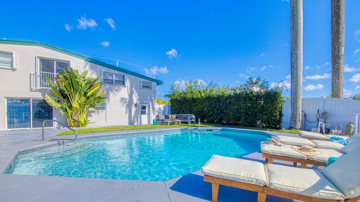 Lauderdale Isles Villa | Modern Villa with Heated pool | 6 Bedroom | Waterfront & Dock!