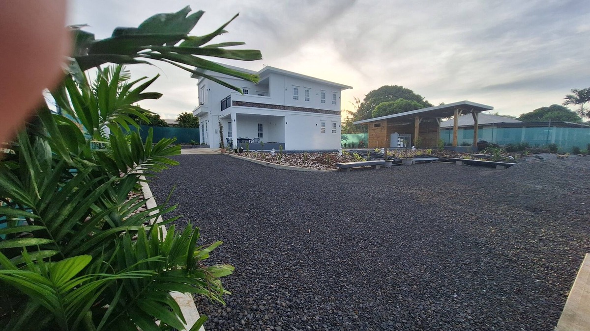 Apia Villa | Modern villa with an elevated landscape overlooking the Ocean.n7 min to Apia