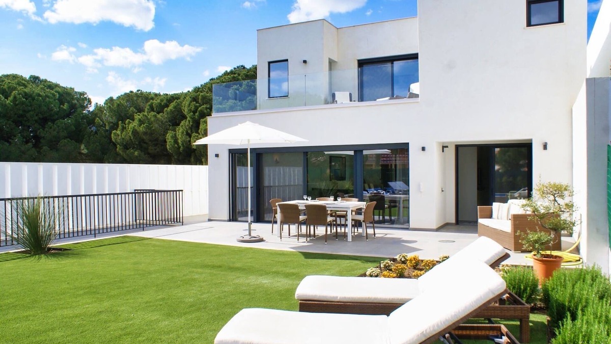 Vilamoura Villa | Modern villa with heated pool. Vibrant Vilamoura is within walking distance.