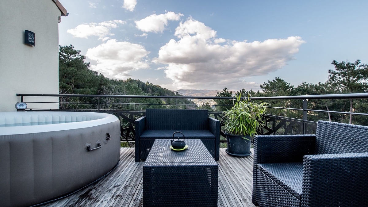 Mercuer House | modern villa with heated pool and jaccuzzi for 6 people, classified 4 *