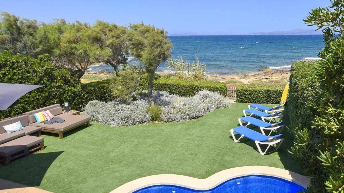 Urbanizacion S'Estanyol House | Modern villa with oceanfront & pool for 6 people