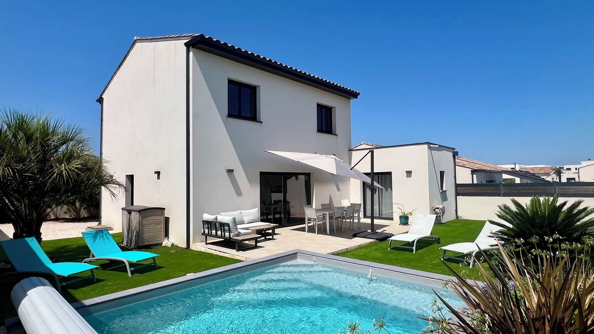 Serignan Villa | Modern villa with pool near beach and freeway
