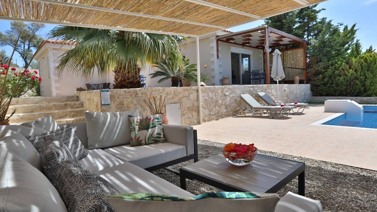 Adelianos Kampos House | modern villa with private pool, just 5 minutes to the beach