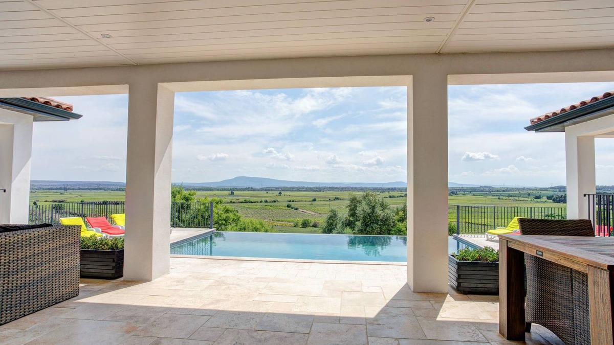 Azille Villa | Modern villa with private pool and jacuzzi