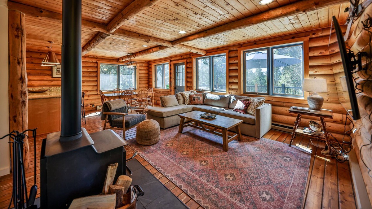 Sunset Ridge Cabin | Modern & Vintage Log Cabin on an acre w/private hot tub, hiking/biking