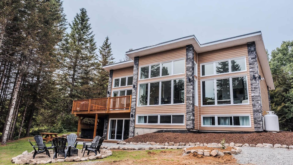 Riviere-Rouge House | Modern Waterfront Cottage on the Rouge River & Spa