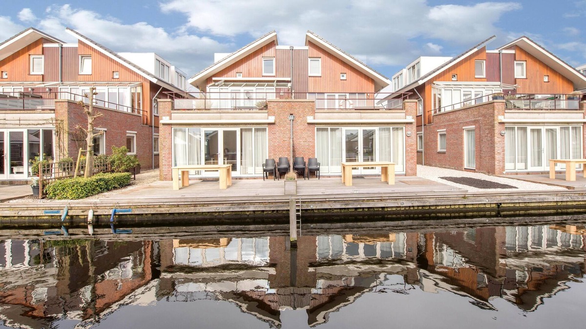 Municipality of Uitgeest Apartment | Modern waterfront apartment