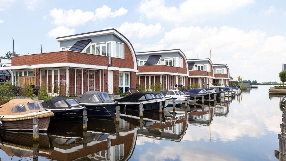 Uitgeest House | Modern Waterfront Retreat