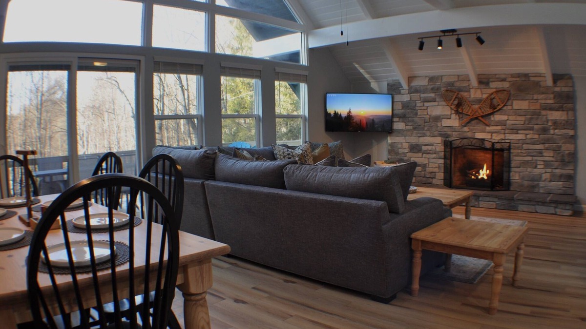 Waynesville Cabin | Modern Waynesville Cabin Getaway! 2 Fireplaces, Pool Table, Close To Everything!