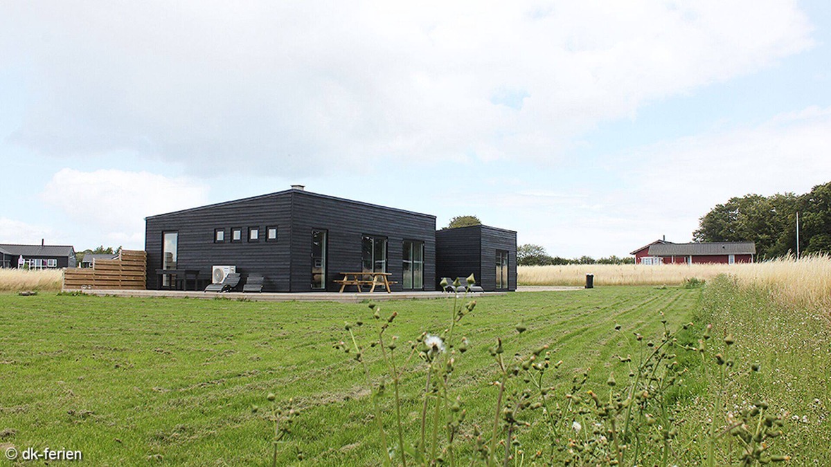 Arø House | Modern, well-equipped holiday home on a large property very close to the water