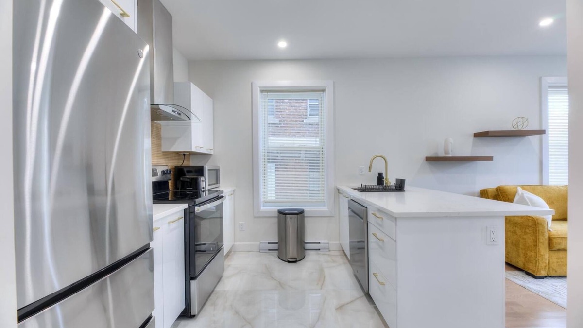 Viauville Condo | Modern Westmount Condo AC Laundry inside, Smart TV