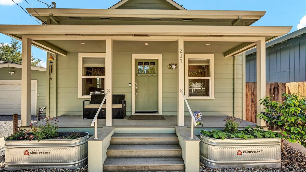Cloverdale House | Modern Wine Country Bungalow, Walk to Downtown