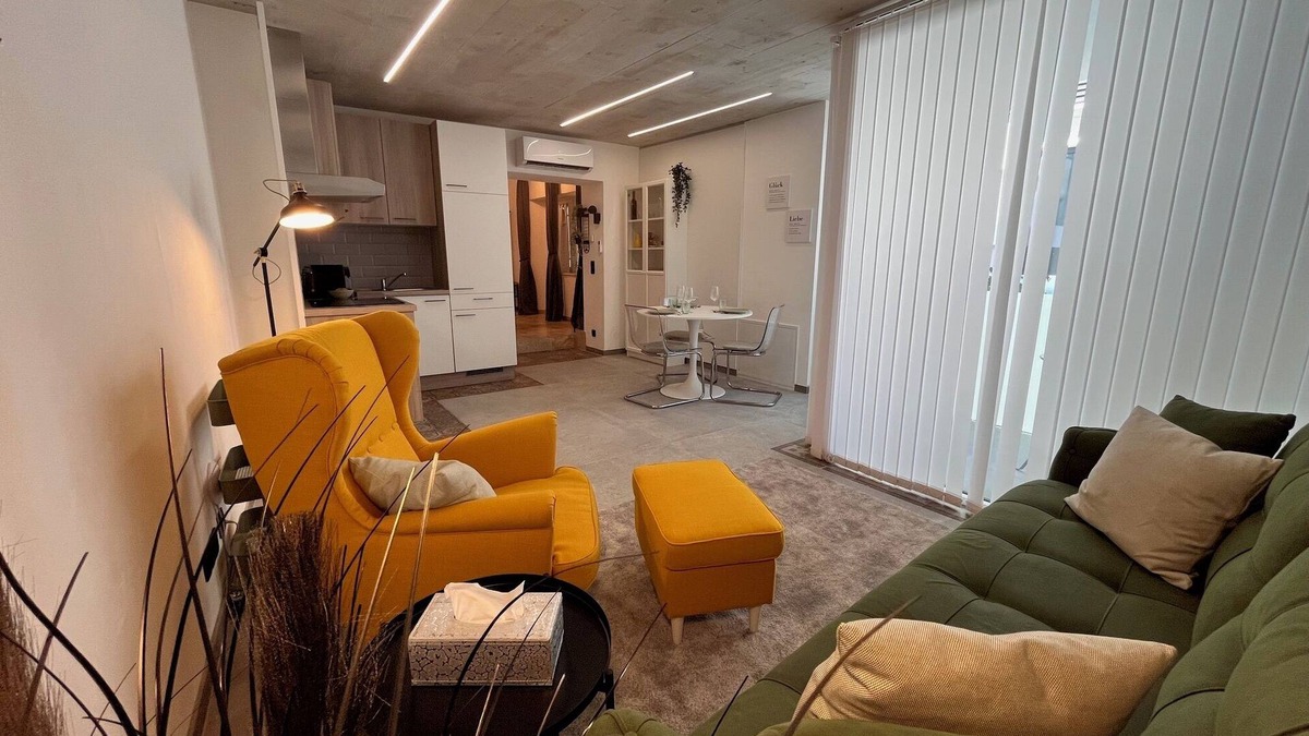 Wiener Neustadt Apartment | Modern "Yellow" apartment in the historic center