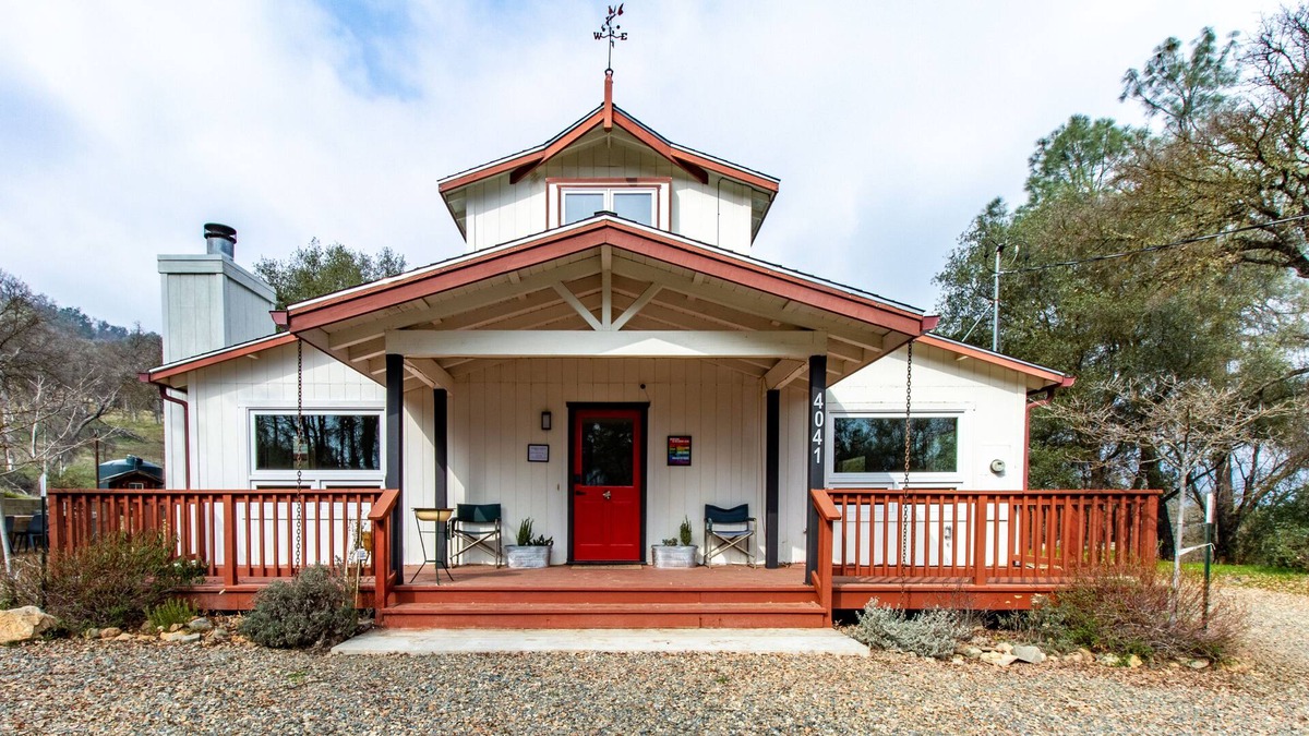 Mariposa County House | Modern Yosemite Barn with views, hot tub, and chefs kitchen