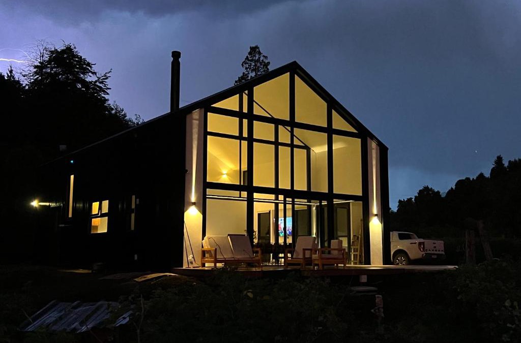 El Bolson House | Moderna Casa entre Campo de Frambuesas