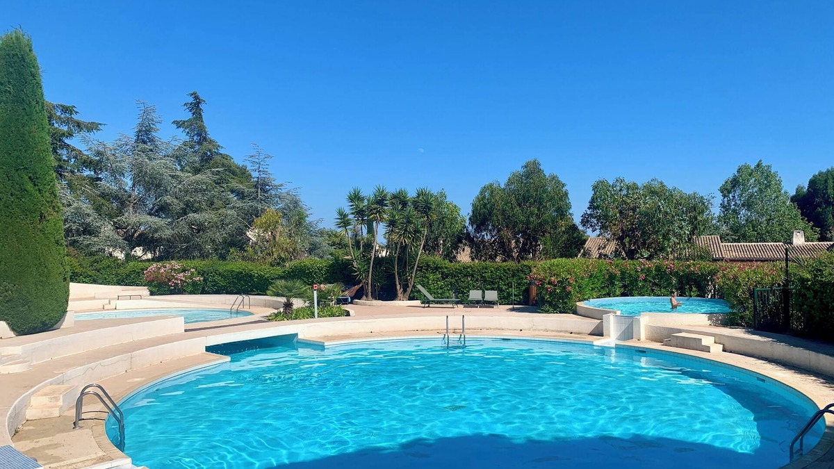 Villeneuve-Loubet Apartment | Moderne und Helle Ferienwohnung mit Pool und Tennisplatz -10 min vom Meer