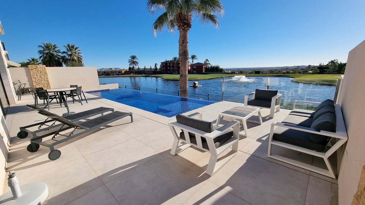Vera Villa | Moderne villa, met artistieke inrichting. dicht bij wandelpaden, zee, golfgebied