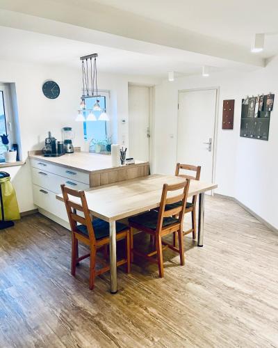Stadtilm House | Moderne Wohnung mit großer Küche und Bad