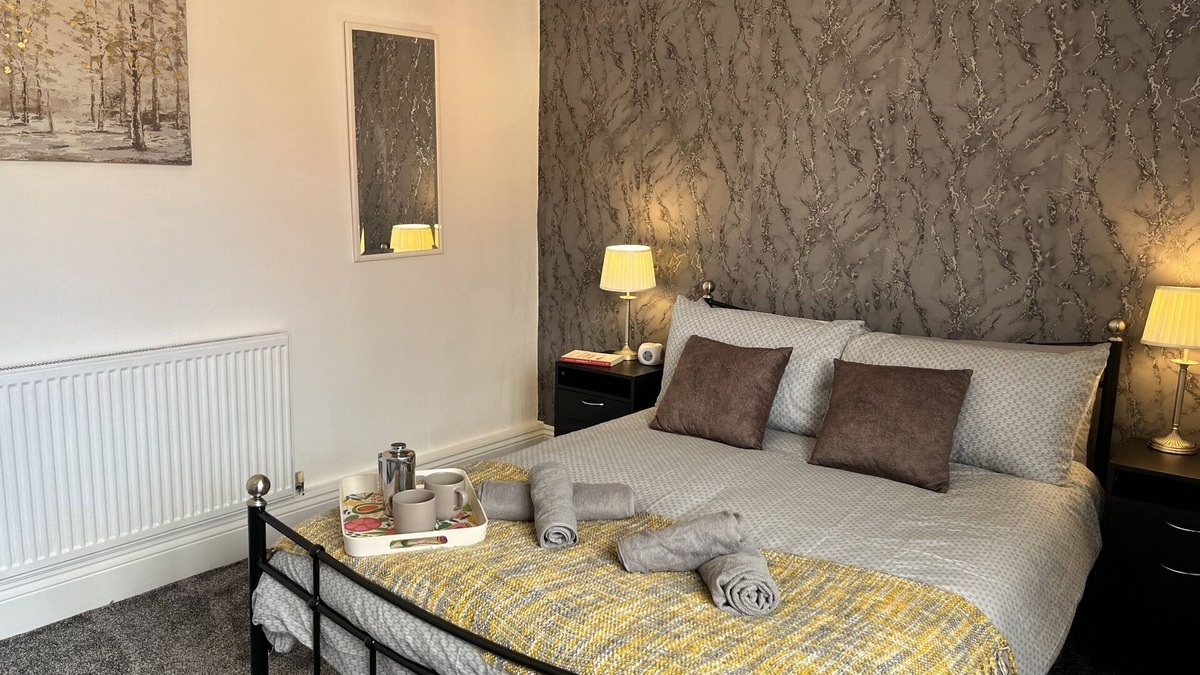 Wigan House | Modernised central Wigan townhouse sleeps up to 6