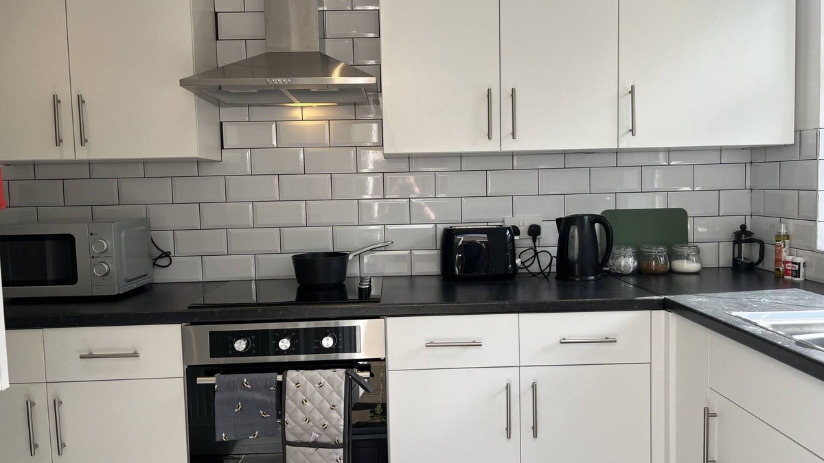Wigan House | Modernised Central Wigan Townhouse Sleeps up to 6