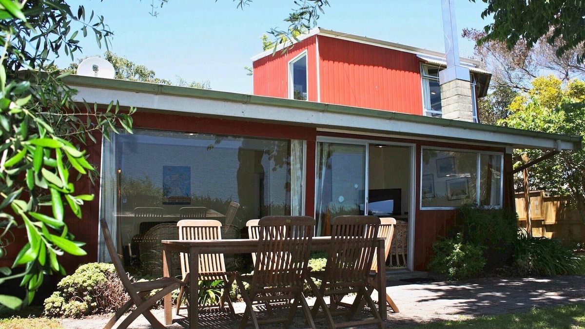 Wharewaka Cottage | Moeroa - Wharewaka Holiday Home