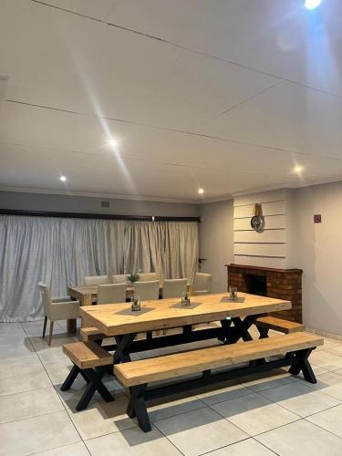 Emalahleni House | Mogoma Guesthouse