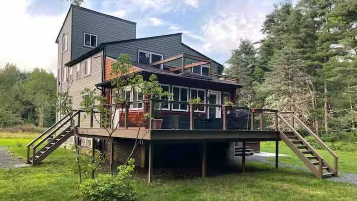 High Falls House | Mohonk's Peaceful 5BR-3BA~Jacuzzi~Huge Deck~Right On Coxing Kill~ Private Road