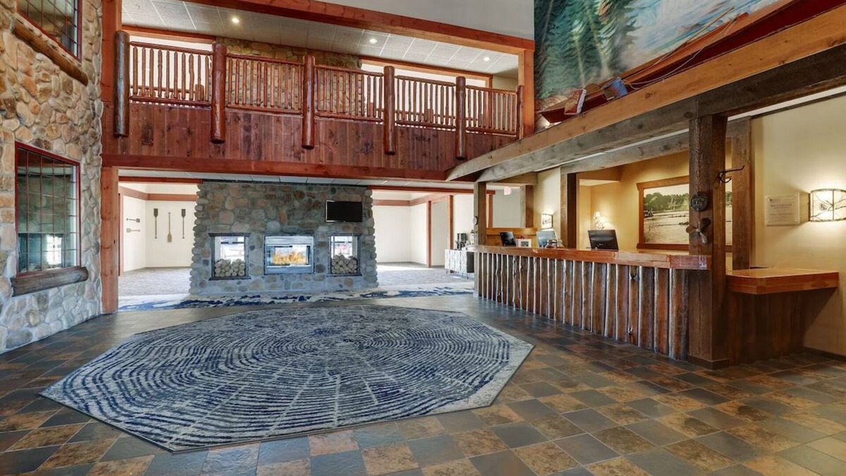 Moline Hotel | Moline Riverbank Charm! Complimentary Services & Saloon | 3 Units