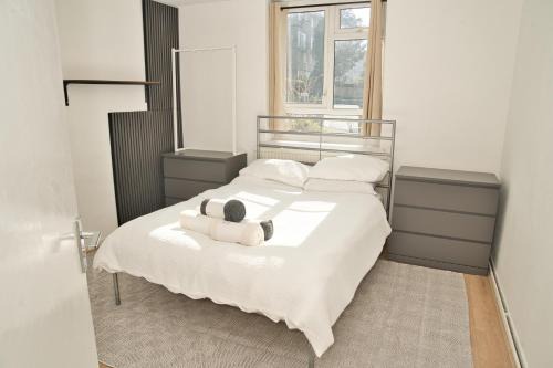 Swiss Cottage Apartment | Moments Made Here, Cosy 4-Bed Swiss Cottage, Perfect for 10, Free WiFi