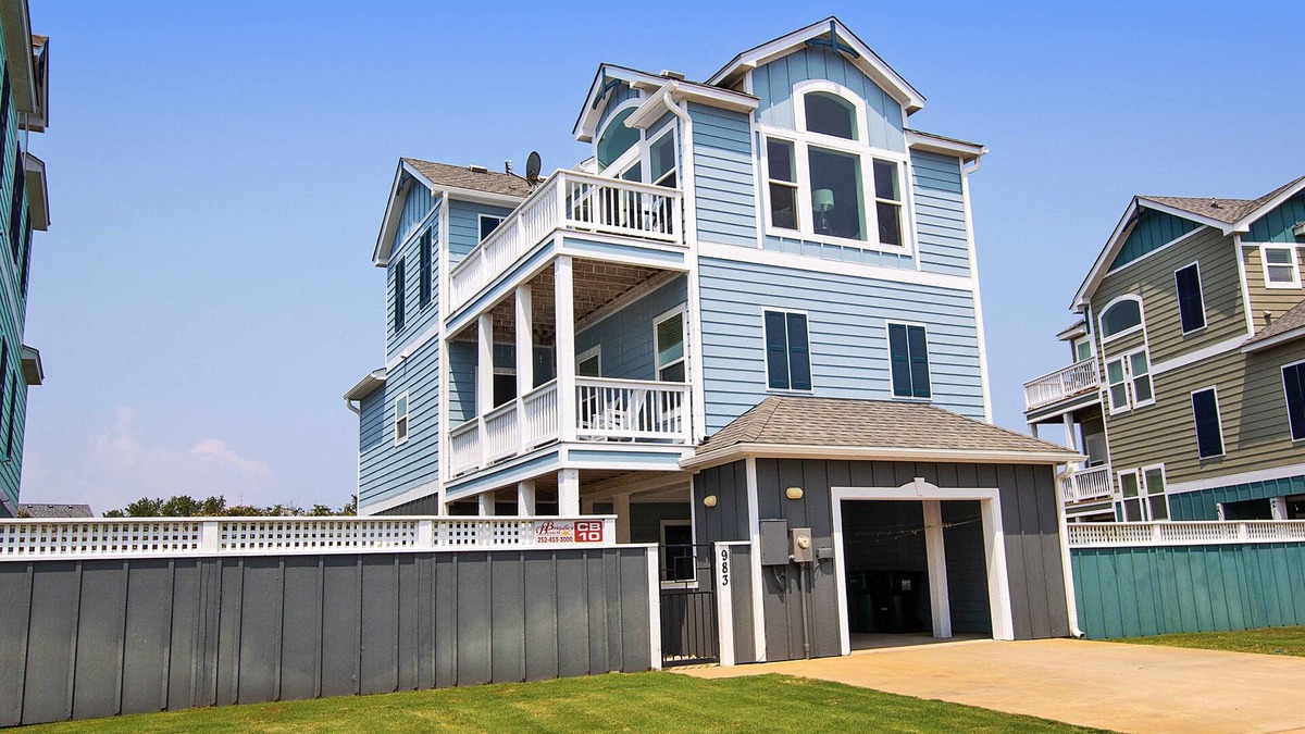 Whalehead Beach House | Moms Dream- Oceanside, Comm Pool, Hot Tub, Yard, CB10, Dads Mercedes