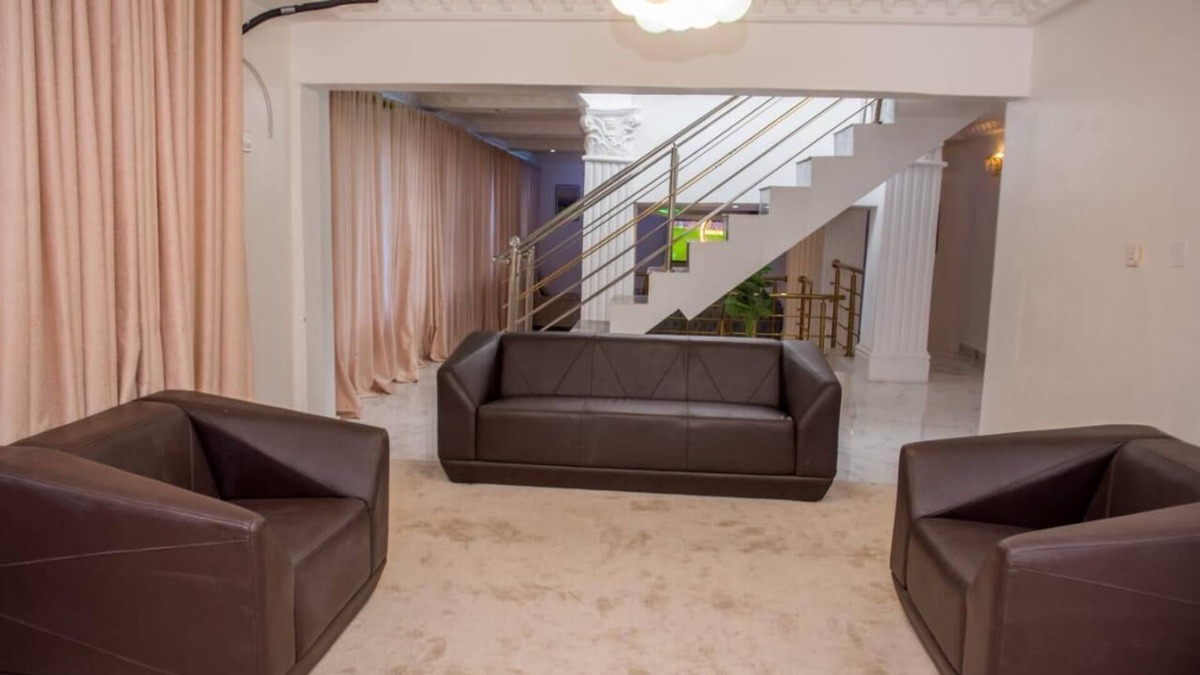 Ibadan Apartment | Mondeestars Luxury Home is 15 minutes drive to the shopping c