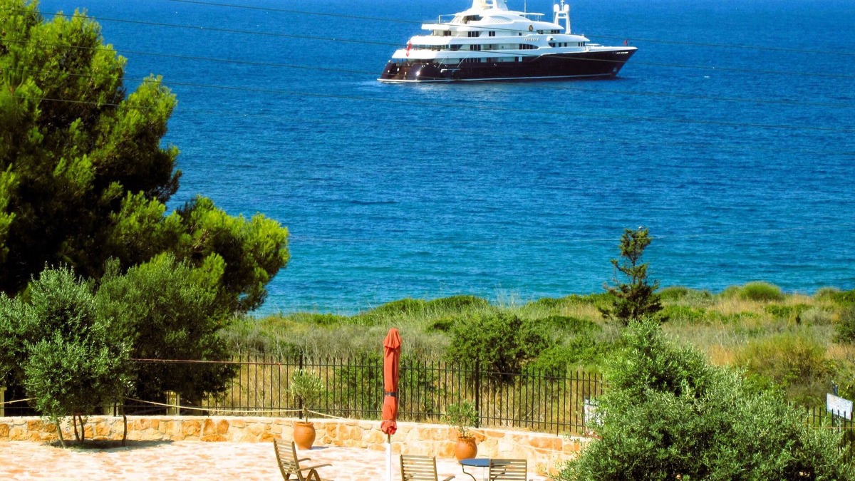 Paliki Villa | Mondo Cosseri Villa Rossa: Sleeps 13 in quiet & private estate near sandy beach