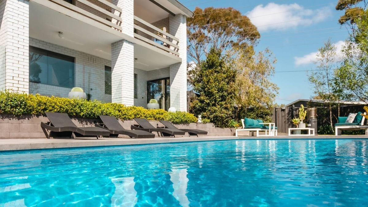 McCrae House | MondoDan - Enjoy being nestled in nature surrounded by the leafy aspect and the singing birdlife