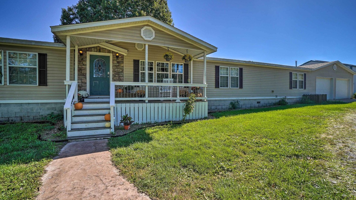Powell House | Monett Family Ranch Home w/Fireplace & Huge Deck!