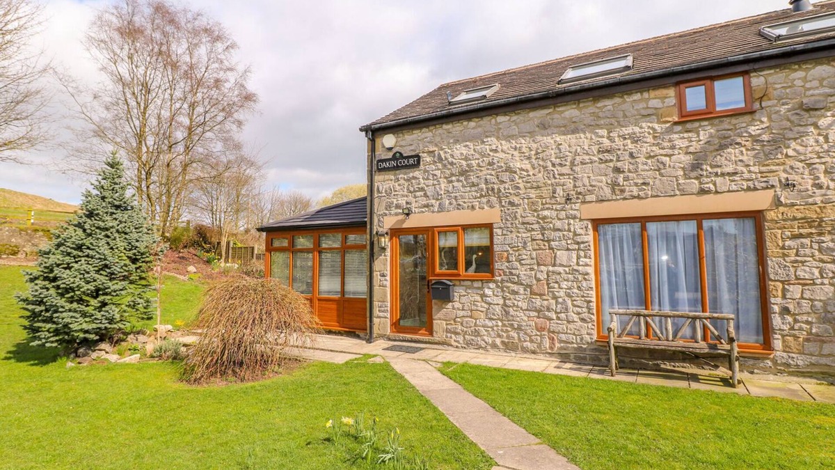 Buxton Cottage | MONK'S COTTAGE, pet friendly, with hot tub in Buxton